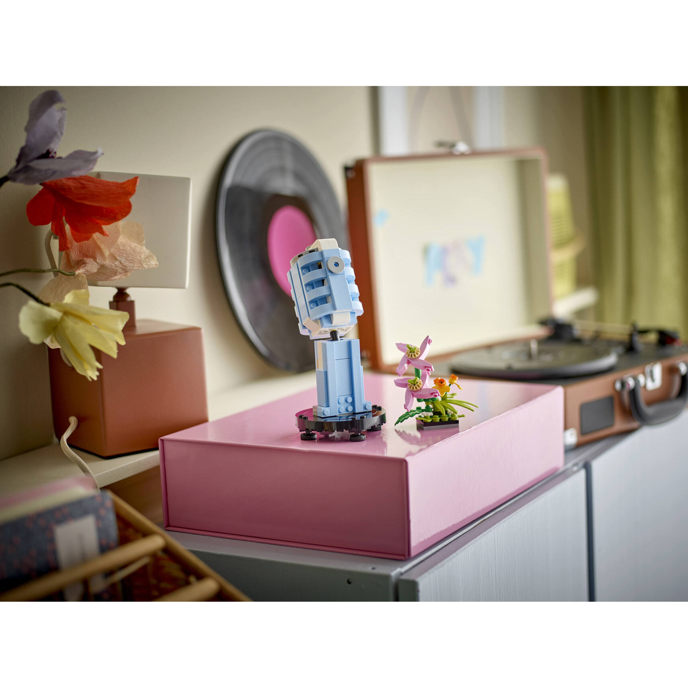 Record Player With Flowers - Image 8