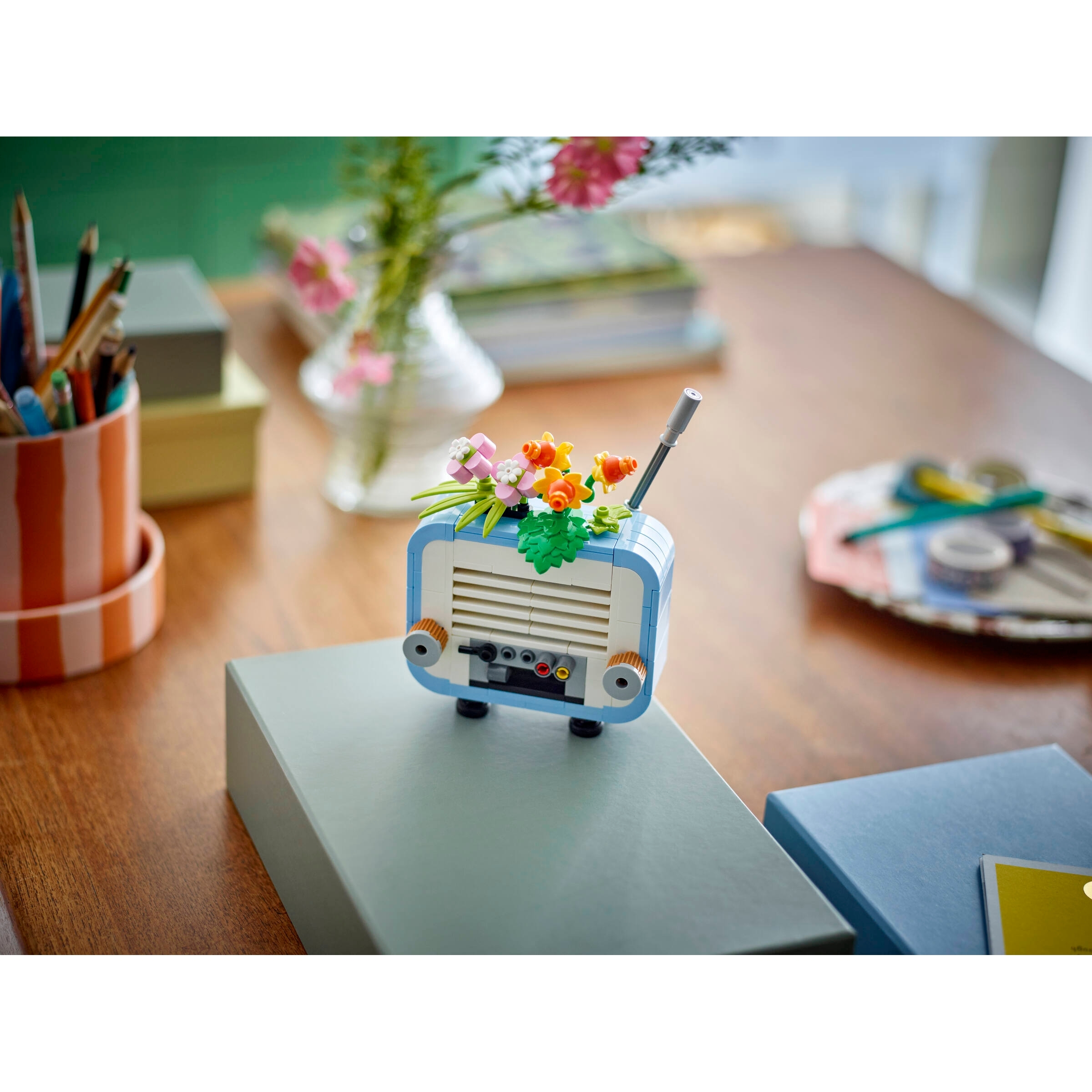 Record Player With Flowers - Image 9