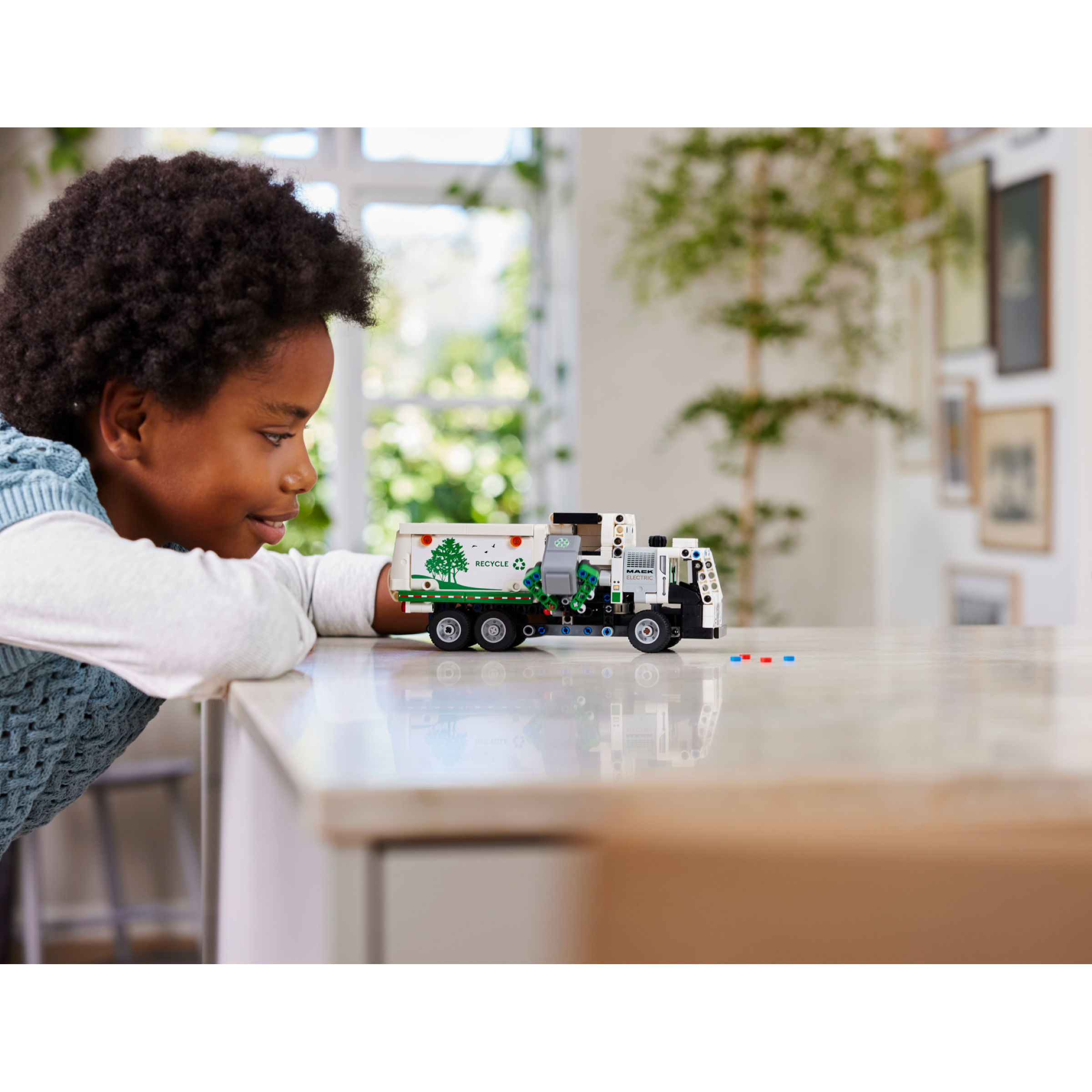 Mack Lr Electric Garbage Truck - Image 9