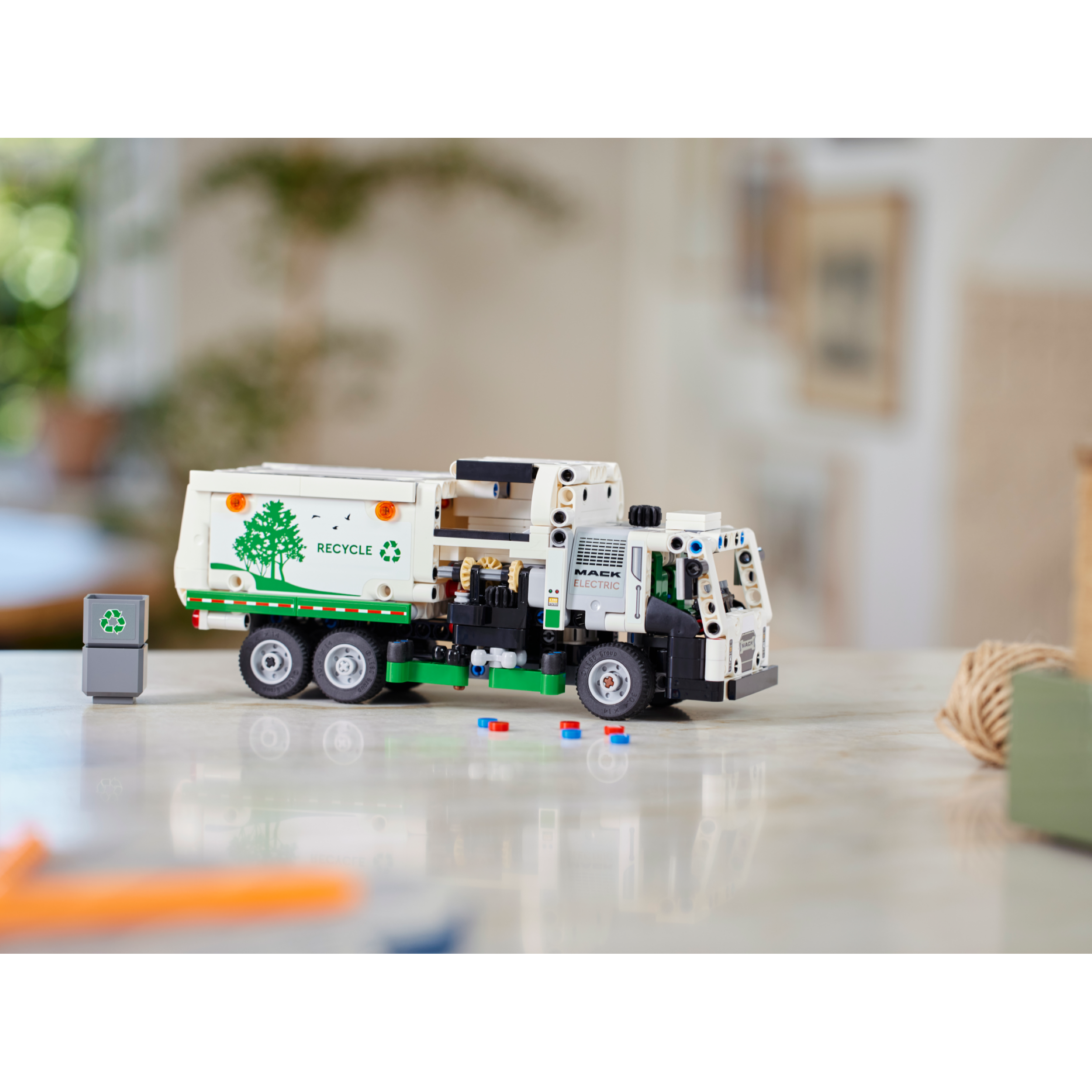 Mack Lr Electric Garbage Truck - Image 10