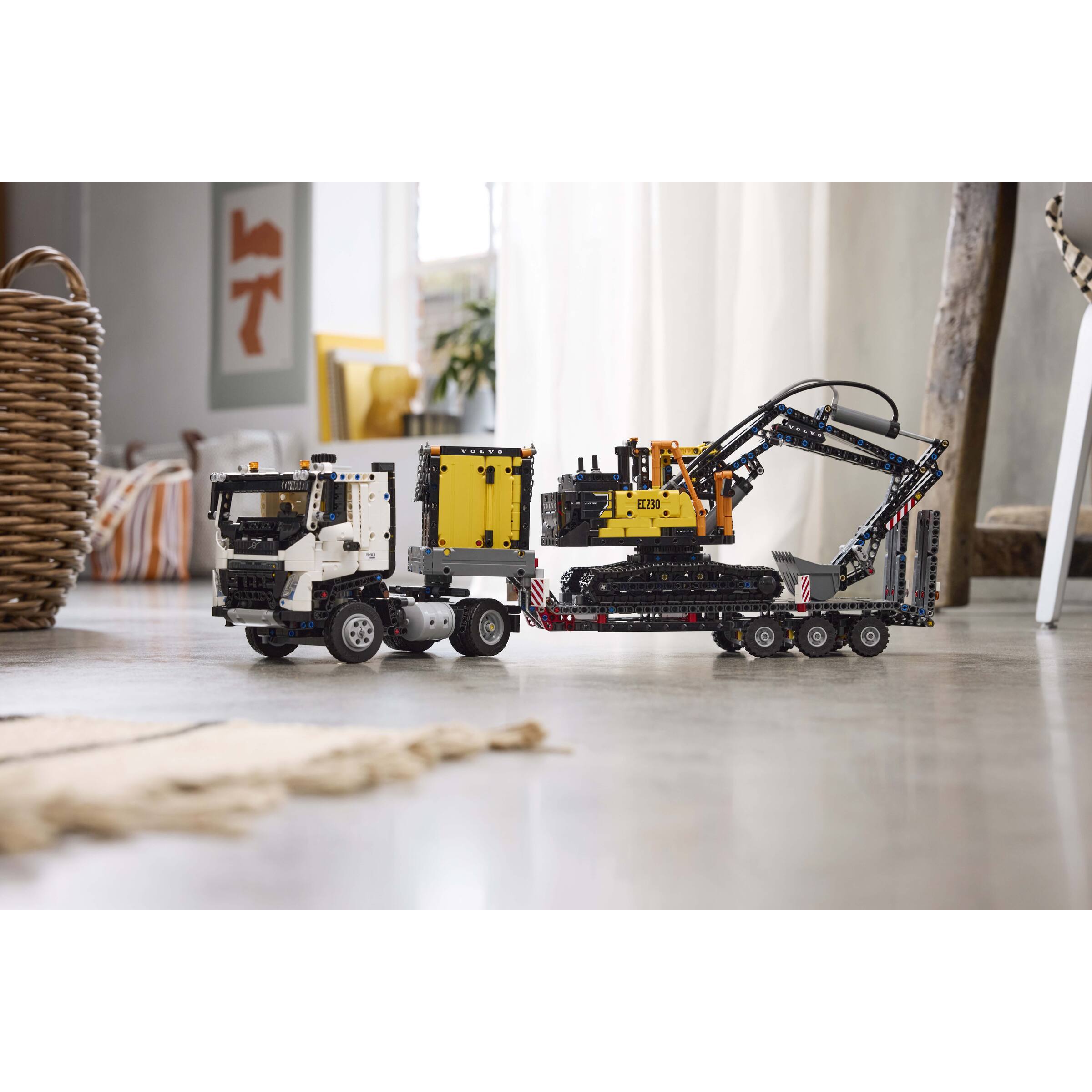 Volvo Fmx Truck & Ec230 Electric Excavator - Image 12