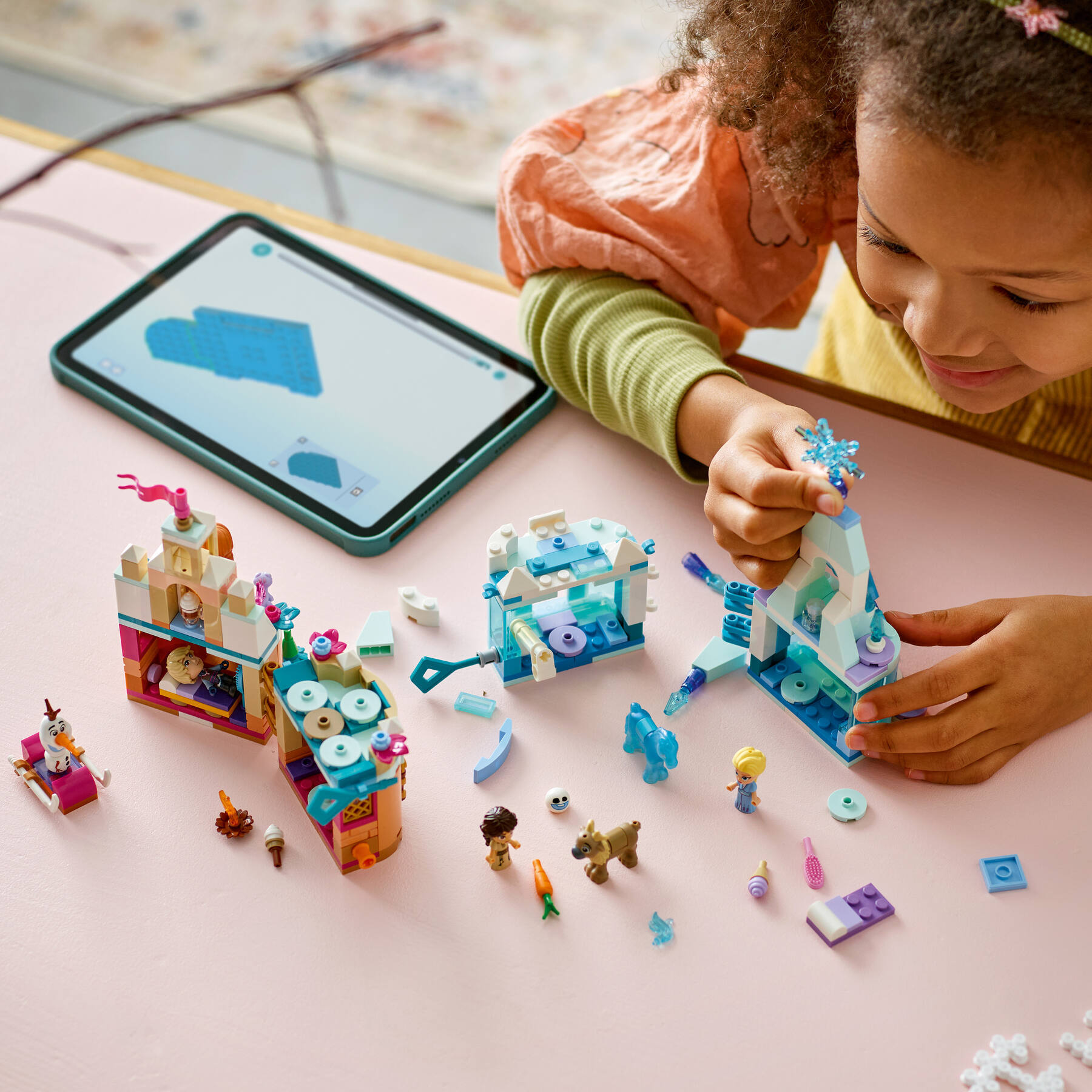 Mini Arendelle Castle & Elsa's Ice Palace - Image 9